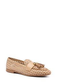 Mocassino intrecciato beige con fascia in pelle e dettaglio a nappina. Suola piatta con punta leggermente arrotondata e design a trama aperta.