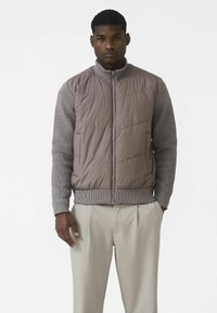 Επιλέχθηκε, beige