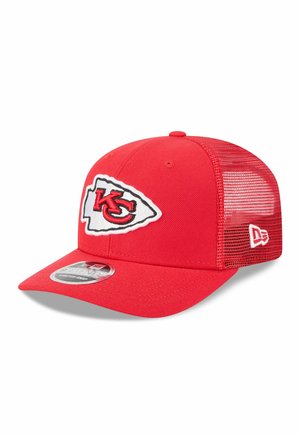 Rotes Mesh-Baseballcap mit Kansas City Chiefs Logo vorne und New Era Logo an der Seite, gebogener Schirm und Snapback-Verschluss.