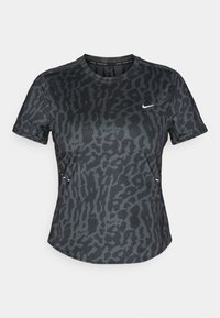 Moška črna in temno siva majica s kratkimi rokavi za tek Nike z živalskim vzorcem in belim logotipom na levi prsni strani.