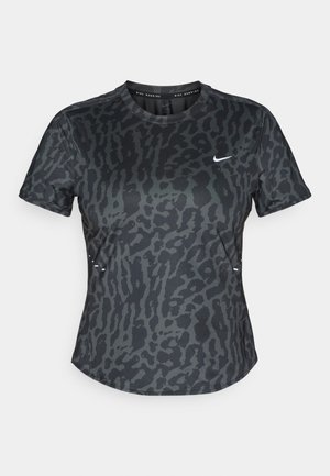 T-shirt de course Nike à manches courtes pour hommes, imprimé animal noir et gris foncé, avec logo blanc sur la poitrine gauche.