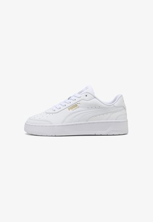 Białe skórzane sneakersy o gładkiej teksturze, okrągłym czubku i płaskiej podeszwie. Zawierają perforacje dla lepszej wentylacji oraz złoty akcent z logo.