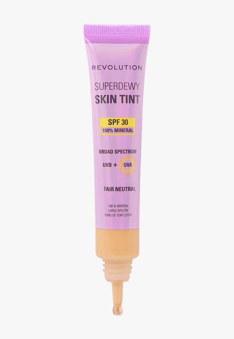 Revolution Superdewy Skin Tint i en rosa tube med gule detaljer, inneholder SPF 30 og er merket "Fair Neutral." Jevn, mineralbasert formel.