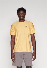 adidas Performance - TRAIN ESSENTIALS STRETCH - T-shirt till träning - semi spark/white/black Miniatyrbild 1