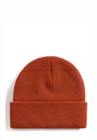 Beanie rosso lavorato a maglia con risvolto. La texture è a coste e la parte superiore presenta un leggero affusolamento. Realizzato in tessuto morbido e flessibile.