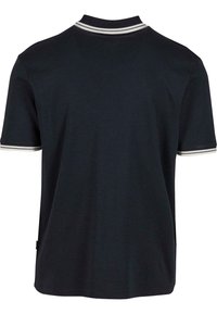 Polo shirt navy con colletto a coste, tre bottoni e strisce sui maniche. Tessuto liscio e maniche corte.