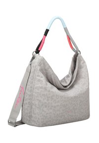 Bolso de hombro gris claro con sutil estampado de leopardo, tejido texturizado, acentos coloridos en el asa en espiral y un logo rosa en la correa.