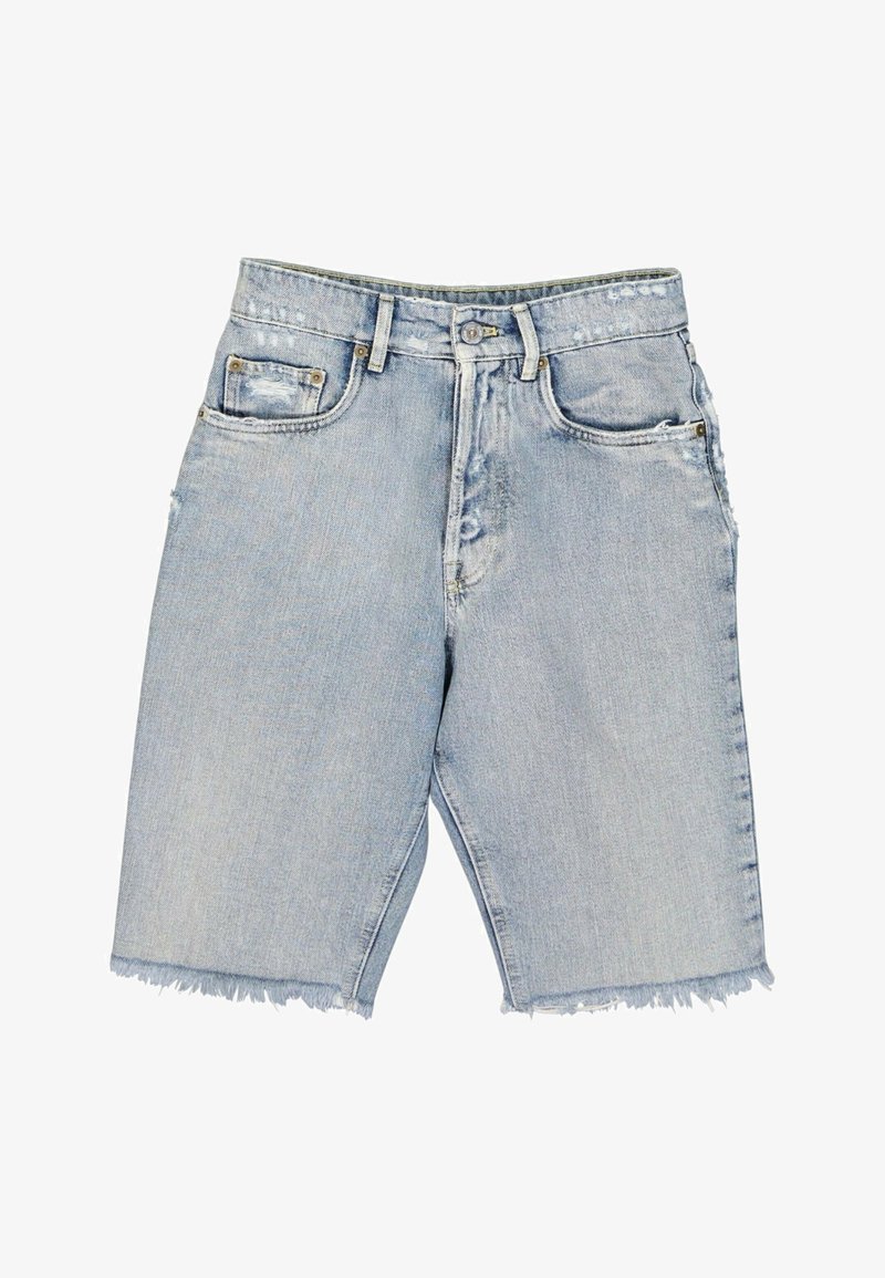 Short en denim bleu clair avec ourlets effilochés, fermeture avant par boutons et zip, et design à cinq poches incluant une petite poche pour pièces.
