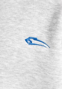 Un tessuto grigio chiaro dal tocco morbido presenta un logo ricamato blu che assomiglia a una freccia stilizzata sul lato sinistro.