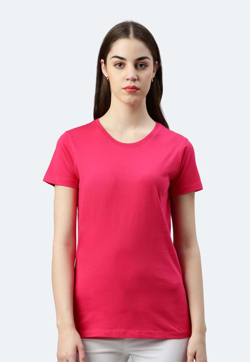 T-shirt a maniche corte di un vivace colore rosa, con colletto tondo e tessuto di cotone morbido, dal taglio aderente.