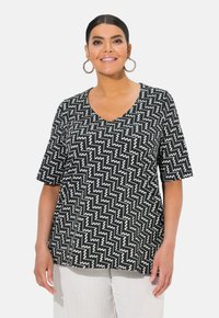 Ulla Popken ZIGZAG SHORT SLEEVE V-NECK  - Camiseta estampada - black