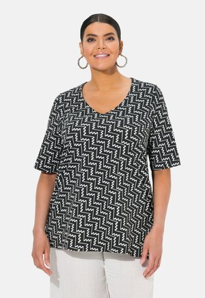 Ulla Popken ZIGZAG SHORT SLEEVE V-NECK - Triko s potiskem - black