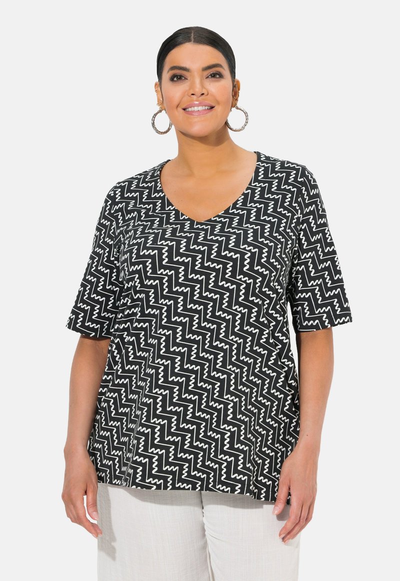 Ulla Popken ZIGZAG SHORT SLEEVE V-NECK  - Camiseta estampada - black