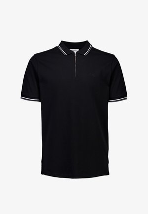Zwarte polo met korte mouwen, voorzien van witte streepdetails op de kraag en mouwen. Het shirt heeft een korte ritssluiting aan de voorkant en een subtiel logo op de borst.