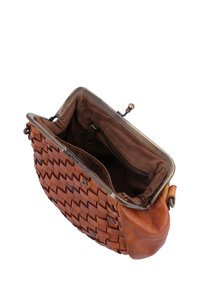 Porte-monnaie en cuir tressé marron avec cadre métallique, fermeture à fermoir et doublure intérieure en tissu marron avec poche zippée.