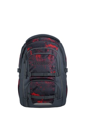Schwarz-roter Muster-Rucksack von Coocazoo mit mehreren Reißverschlussfächern und verstellbaren Trägern vor weißem Hintergrund.