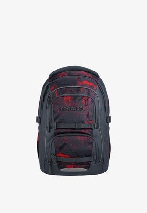 Zaino Coocazoo nero e rosso con fantasia, dotato di molteplici scomparti con cerniera e spallacci regolabili su sfondo bianco.