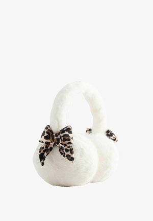 Borsa a mano bianca in peluche con forma tondeggiante, caratterizzata da due fiocchi con stampa leopardata sulle maniglie e una morbida trama pelosa.