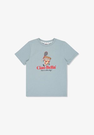 Lyseblå bomulds-t-shirt med korte ærmer. Udstyret med et trykt grafisk motiv af en smilende pizzastykke, der holder en rød tennisracket, og tekst nedenfor.