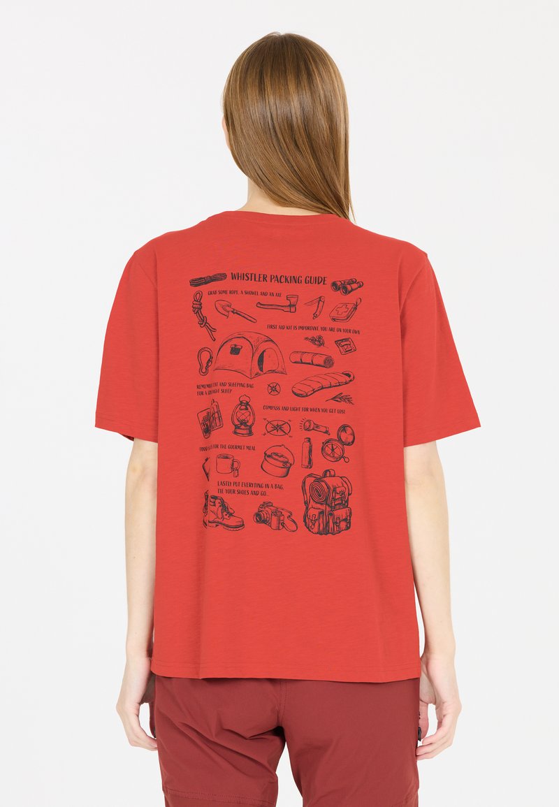 Punainen lyhythihainen t-paita, jossa on mustia kuvastoja retkeilyvarusteista selkäpuolella, mukaan lukien teltta, taskulamppu ja reppu.