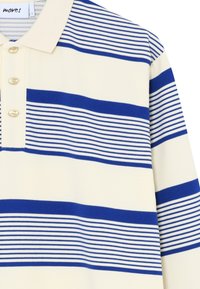 Polo-shirt med vandrette striber i blå og creme, lavet af et struktureret stof, med en lyse farvet krave og tre knapper.