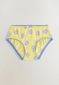 Chiloti galbeni pentru femei cu imprimeu floral mov, margini cu dantelă mov și un mic fundiță mov în partea din față a taliei, expuși pe un fundal alb.