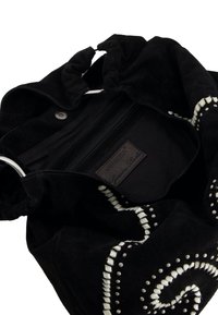 Zwarte zsuede handtas met een verzamelde bovenkant, zilveren hardware en witte stikpatronen. Bevat een ritsvak aan de binnenkant en een gemarkeerd label.