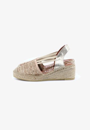 Sleehak espadrille sandaal met geweven beige voorkant, metallic zilveren enkelband, elastische zijbanden en gevlochten jute zool.