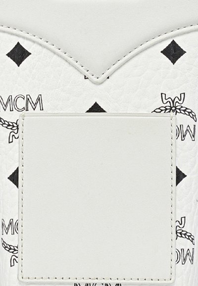 Weißes Lederportemonnaie mit strukturiertem Oberflächen, schwarzem Rautenmuster und einem glatten Kartenfach auf der Vorderseite mit genähten Kanten.