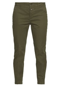 Chinos en coton vert olive avec une coupe ajustée, poches avant et fermeture éclair. Texture lisse et couleur unie avec des détails minimalistes.