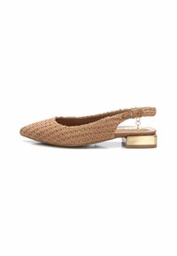 Flat de punto marrón con diseño slingback, puntera afilada, tela texturizada y un acento de tacón rectangular metálico dorado. Cierre con hebilla ajustable.