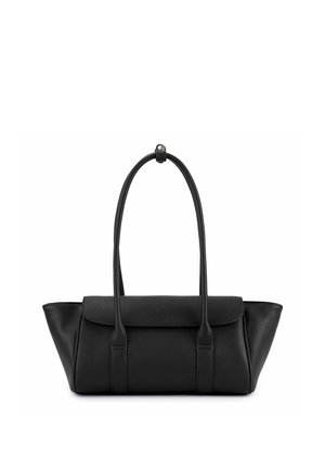 Bolso de mano de cuero negro con asas largas dobles, cierre de solapa y una base ancha y estructurada que se estrecha hacia arriba.