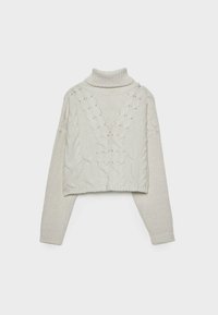Pull court à col roulé en maille torsadée de couleur blanc cassé, avec manches longues et poignets côtelés, sur fond uni.