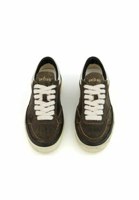 Sneaker in pelle marrone con lacci bianchi, tomaia texturizzata, accenti neri a contrasto sulla punta e una spessa suola beige. Logo dorato sulla linguetta.