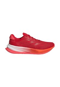 Baskets de sport rouges avec une tige en mesh respirant et une surface texturée. Présente une semelle intermédiaire blanche rembourrée et des accents orange contrastants.