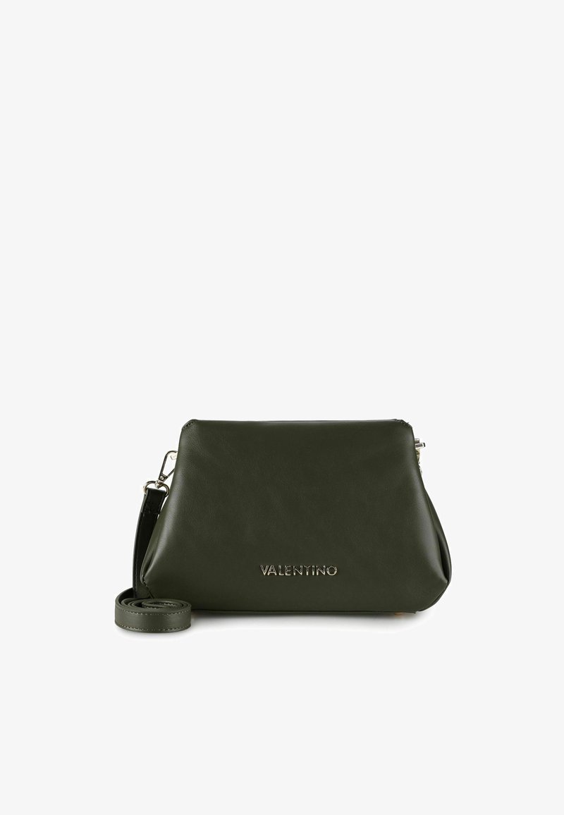 Borsa a tracolla in pelle verde con forma triangolare, dettaglio logo dorato e tracolla regolabile. Texture liscia e design minimalista.