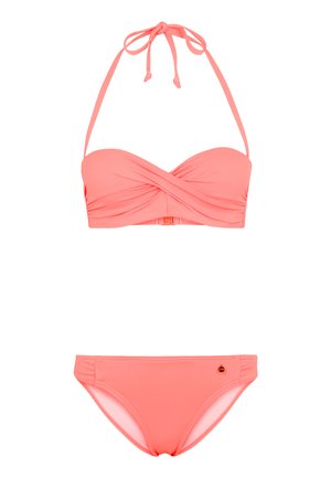 Ensemble de bikini corail avec un haut sans bretelles présentant un design à l'avant torsadé et des liens ajustables. Le bas est muni de fronces sur les côtés et d'un petit logo.