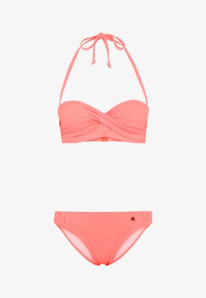 Ensemble de bikini corail avec un haut sans bretelles présentant un design à l'avant torsadé et des liens ajustables. Le bas est muni de fronces sur les côtés et d'un petit logo.