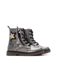 Botas de tobillo metálico gris con diseño acolchado, estrella negra decorativa y brillante, cordones frontales y cremallera lateral. Suela resistente para tracción.