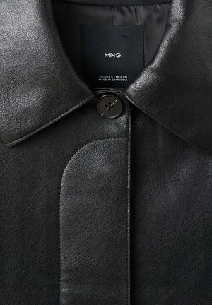 Czarna skórzana kurtka z zaokrąglonym kołnierzem, pojedynczym zapięciem na guzik oraz gładką fakturą z delikatnym wzorem ziarnistości. Wewnątrz widoczna metka.