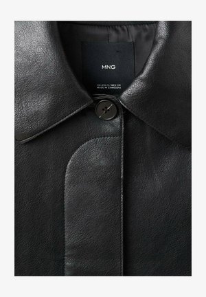 Czarna skórzana kurtka z zaokrąglonym kołnierzem, pojedynczym zapięciem na guzik oraz gładką fakturą z delikatnym wzorem ziarnistości. Wewnątrz widoczna metka.