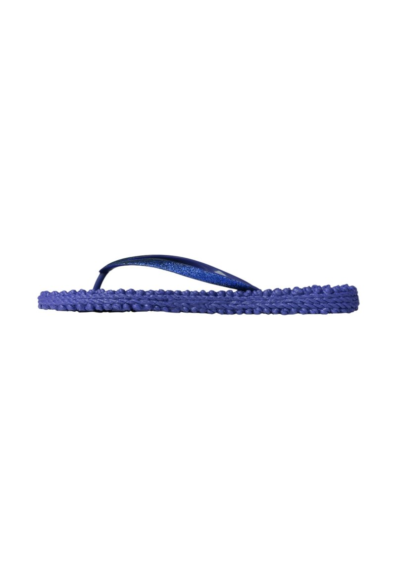 Flip-flop viola con texture intrecciata, caratterizzato da fasce sottili. Il materiale ha una finitura lucida, creando un contrasto con la suola testurizzata.