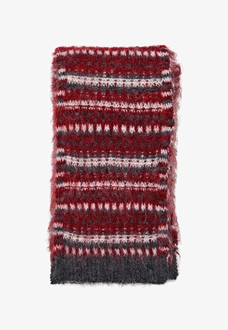 Écharpe tricotée rouge et grise avec une texture douce et duveteuse, présentant des rayures horizontales alternant entre des sections unies et à motifs.