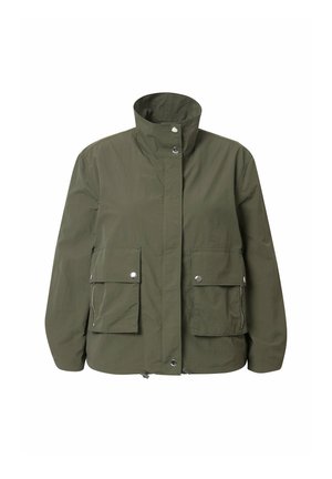 Veste vert olive avec un col haut, deux poches plaquées à l'avant et des accents en métal argenté. Fabriquée en tissu léger avec une finition mate.