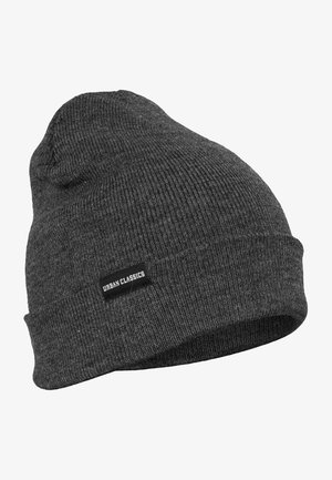 Grau gestrickte Mütze mit umgeschlagenem Saum, ausgestattet mit einem kleinen schwarzen Etikett mit weißem Text. Hergestellt aus weichem, strukturiertem Stoff.