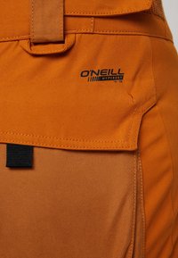Poche en tissu orange avec rabat et logo noir O'Neill Hyperdry cousu dans le coin supérieur droit de la poche.