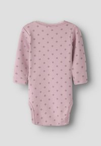 Różowy bodysuit dla niemowląt z długim rękawem, w purpurowe kropki, z koronkowym wykończeniem dekoltu i z zapięciem na napy na dole.