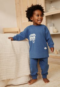 Ensemble de vêtements d'intérieur en coton bleu comprenant un haut à manches longues avec poignets élastiques. Texte graphique "COOL times EVERYDAY" sur le haut. Coupe confortable.