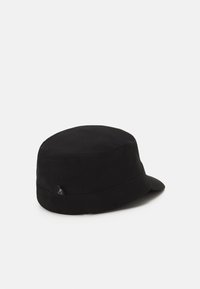Cappello a secchiello nero in tela con corona arrotondata, visiera piatta e piccolo logo laterale. Presenta una texture liscia e dettagli cuciti.