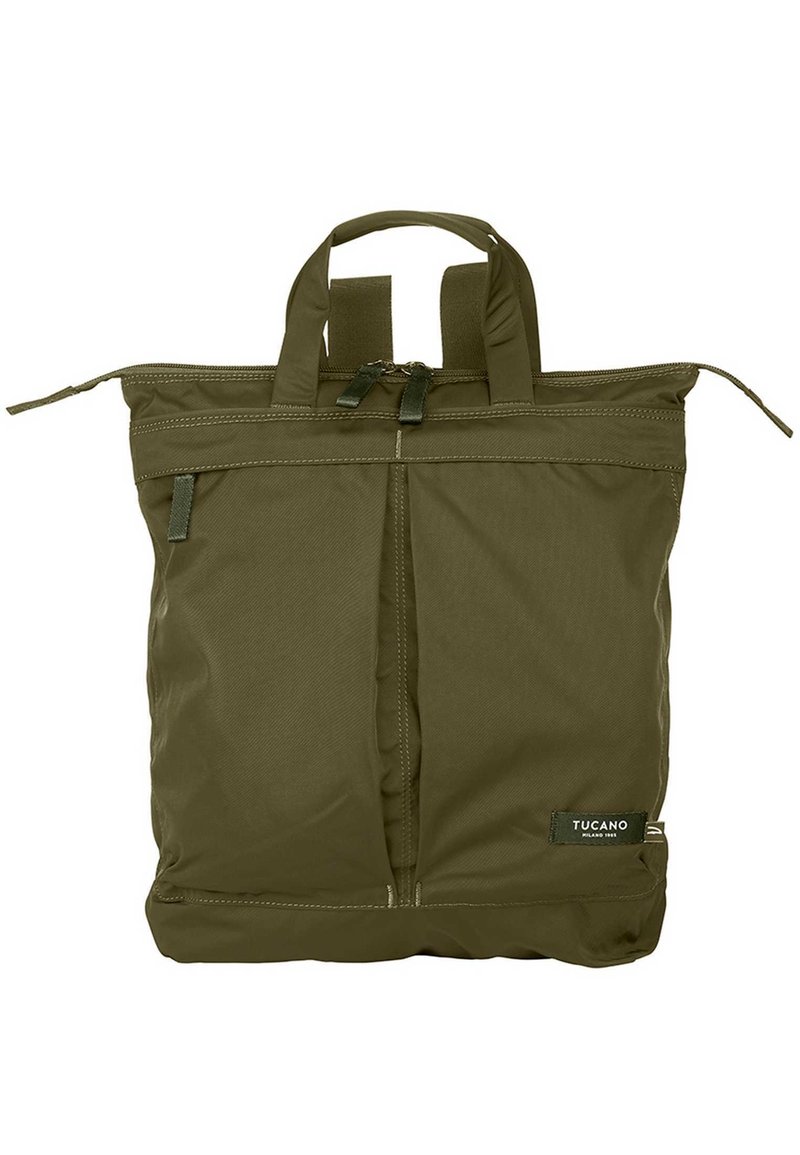 Borsa a tote in nylon verde oliva con doppio manico, chiusura superiore con zip e tasca frontale. Presenta dettagli di cucitura e un piccolo cartellino del marchio.